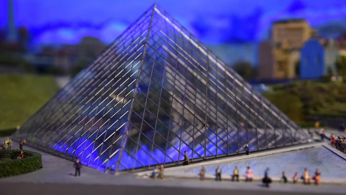 Miniatur dari Louvre di Paris, Perancis dipamerkan saat acara Gulliver's Gate di Times Square, New York City, Senin (10/4). Gulliver's Gate menjadi semacam gerbang untuk menjelajah dunia dalam tempo singkat. (AFP PHOTO / TIMOTHY A)