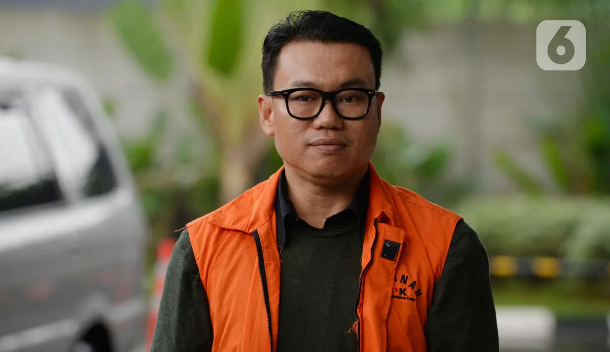 Mantan Direktur Utama Perum Perindo, Risyanto Suanda tiba untuk menjalani pemeriksaan di Gedung KPK, Jakarta, Senin (20/1/2020). Berkas perkara tersangka Risyanto Suanda terkait kasus dugaan korupsi kuota impor ikan tahun 2019 telah lengkap (P21) dan siap untuk disidangkan. (merdeka.com/Dwi Narwoko)
