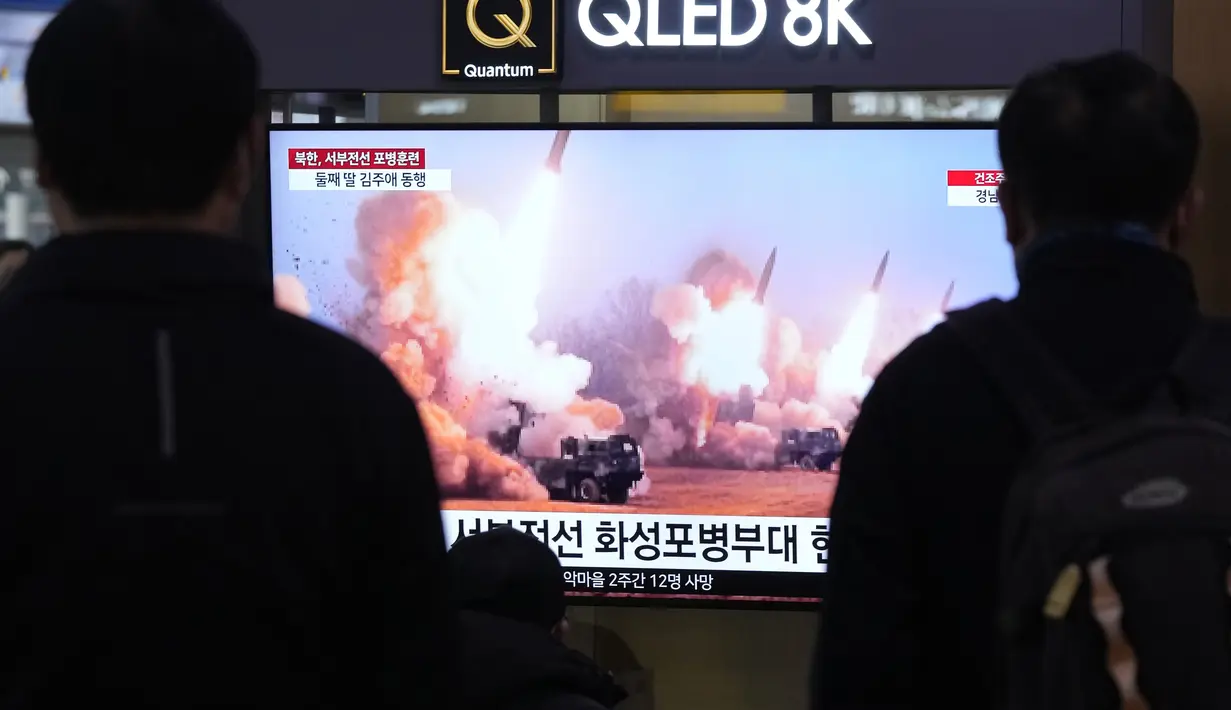 Sebuah layar TV menampilkan gambar peluncuran misil Korea Utara selama program berita di Stasiun Kereta Api Seoul di Seoul, Korea Selatan, Jumat (10/3/2023). Kantor Berita Pusat Korea resmi Pyongyang mengatakan bahwa Kim mendesak pasukannya selama latihan hari Kamis untuk bersiap setiap saat untuk "menanggapi dan menahan" aksi militer musuh-musuh Korea Utara, yang menurutnya sedang berlangsung dengan "segala macam perang". (AP Photo/Ahn Young-joon)