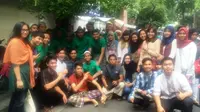 Para pemain Timnas U-19 berpose bersama WNI seusai menjalani ibadah salat ied di Masjid Al Noor, Hanoi, Senin (12/9/2016). (Bola.com/Istimewa)