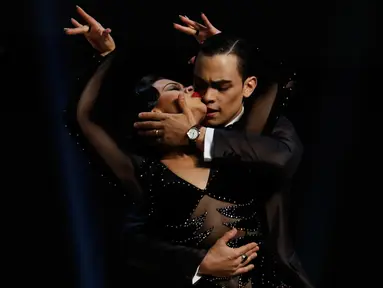 Pasangan asal Kolombia, Juan Vargas dan Paulina Mejia tampil dalam putaran final kategori Stage di Tango Dance World Championship 2019 di Buenos Aires, Argentina, Rabu (21/8/2019). Tango Dance World Championship 2019 diselenggarakan oleh pemerintah Argentina. (AP Photo/Natacha Pisarenko)