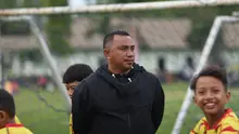 Ekspresi eks pemain Timnas Indonesia, Firman Utina saat mendampingi akademinya tampil dalam turnamen di Malang. (Bola.com/Iwan Setiawan)