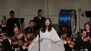 Isyana Sarasvati tampil mengenakan gaun putih. Ia mengaku sangat bahagia. Menurutnya, kembali bernyanyi lagu klasik membuatnya seolah pulang ke rumah, yang menjadi awal kesuksesan kariernya saat ini. (Adrian Putra/Bintang.com)