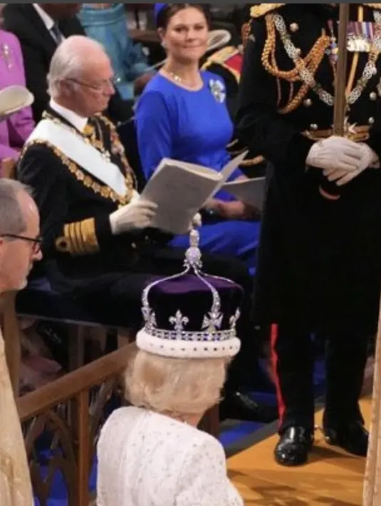 Putri Mahkota Victoria kerajaan Swedia mengenakan dress biru dan memasangkan ansambelnya. Tampil dengan topi kotak biru tua. @kungahuset