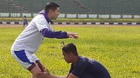 Esteban Vizcarra saat latihan terpisah dari tim Persib. (Bola.com/Erwin Snaz)