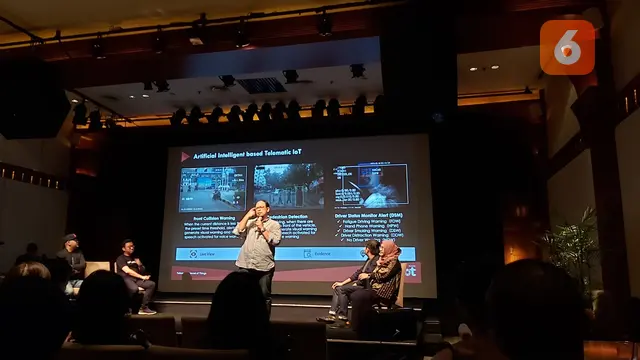 Arief Teguh Hermawan, General Manager Fleet Management Telkomsel saat presentasi dalam diskusi 'Tren IoT dan AI di Indonesia' yang digelar oleh Forum Wartawan Teknologi (Forwat) di Jakarta, Selasa (10/3/2020).