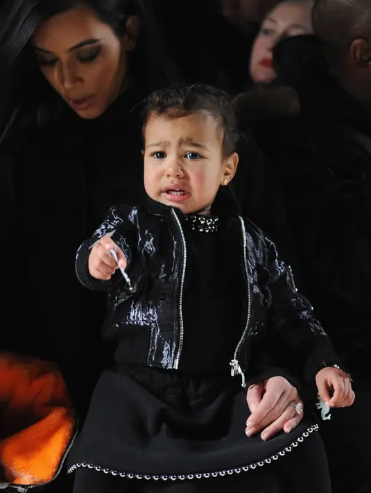 "Kanye benar-benar sangat geram dengan Kim Kardashian yang seenaknya menjual anak demi rating televisi. Padahal Kim tau bahwa Kanye tak suka mengumbar sang anak kedepan publik," ujar sumber. (AFP/Bintang.com)