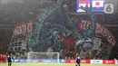 Suporter Garuda memamerkan koreografi spanduk raksasa sesaat sebelum menyaksikan laga antara timnas Indonesia melawan Jepang pada lanjutan pertandingan Grup C putaran ketiga Kualifikasi Piala Dunia 2026 Zona Asia di Stadion Utama Gelora Bung Karno, Senayan, Jakarta, Jumat (15/11/2024). (Liputan6.com/Angga Yuniar)