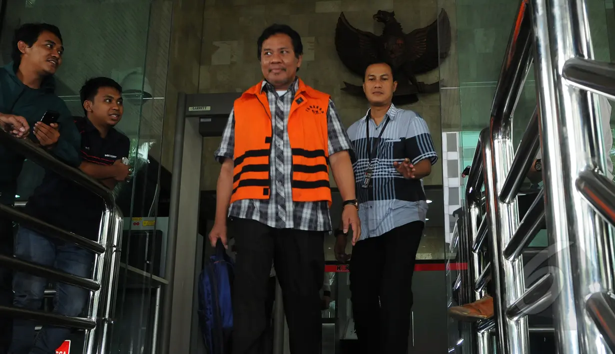 Zaini Arony berjalan keluar gedung KPK usai diperiksa, Jakarta, Kamis (2/4/2015). ). Zaini diperiksa kasus dugaan pemerasan terkait permohonan izin pengembangan kawasan wisata di Lombok Barat, Nusa Tenggara Barat. (Liputan6.com/Herman Zakharia)