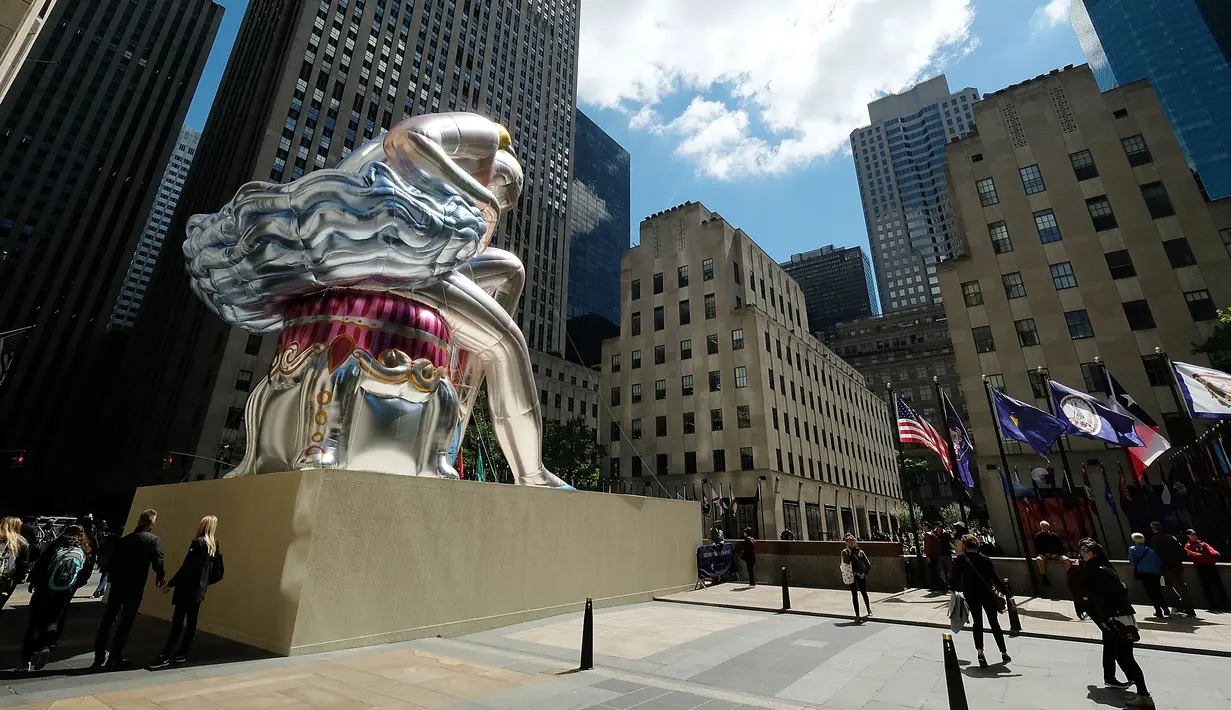 Balon penari balet karya seniman Jeff Koons, di Rockefeller Center, New York City, AS, Jumat (12/5). Keberadaan balon penari balet menjadi ajang foto pengunjung Rockefeller Center. (Spencer Platt / Getty Images / AFP)