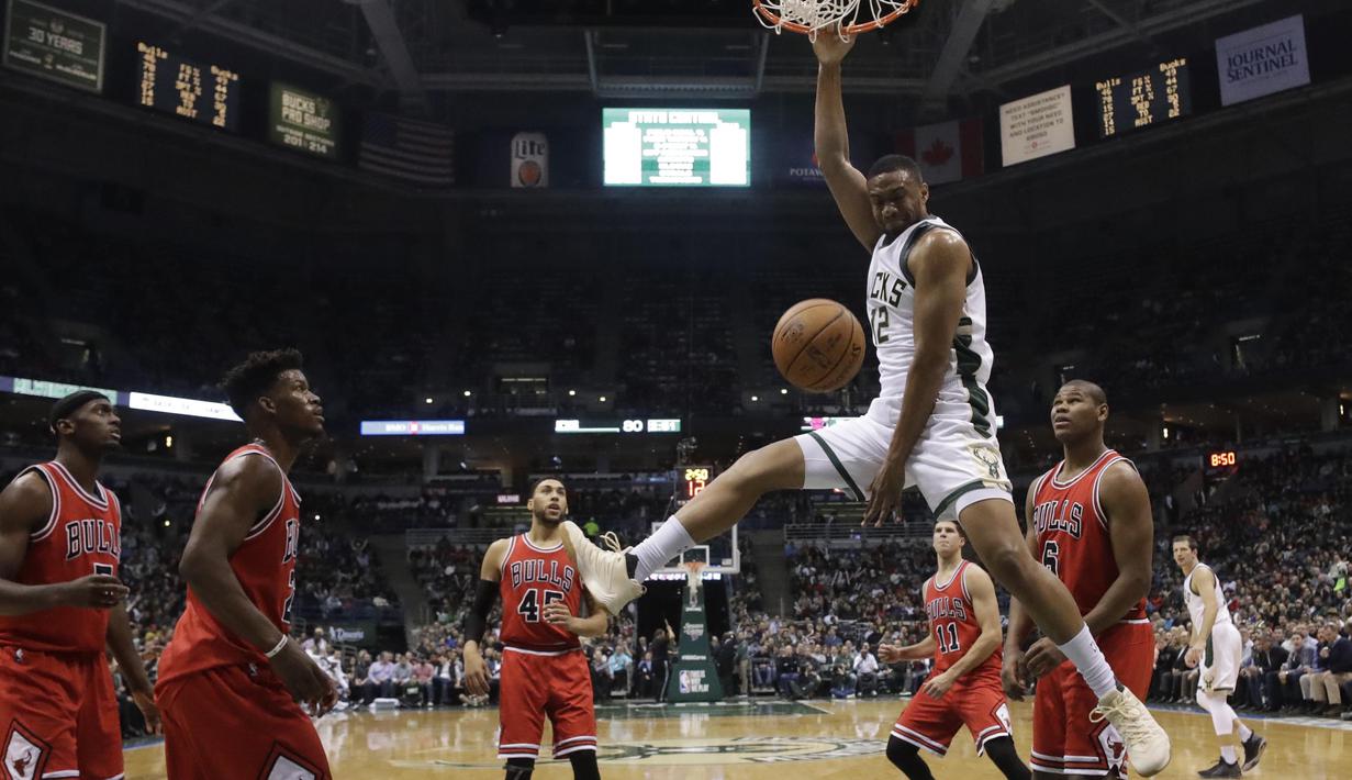 Pemain Milwaukee Bucks, Jabari Parker melakukan dunks tanpa dibendung pemain Chicago Bulls pada lanjutan NBA di BMO Harris Bradley Center, (15/12/2016). Bucks menang 108-97.  (AP/Morry Gash)