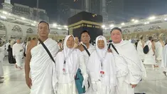 Ternyata, bukan hanya Merry dan keluarganya yang berangkat umrah. Dalam rombongan itu, ada pula ibunda Lala, pengasuh Rafathar. Unggahan Merry tersebut mengundang beragam komentar warganet. Tak sedikit yang memuji kebaikan Raffi dan Nagita. (Liputan6.com/G/@merryraffiahmad)