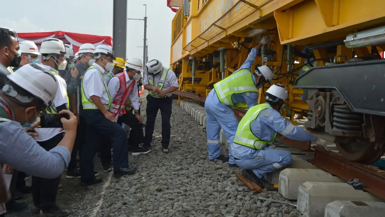 Menteri Perhubungan Budi Karya Sumadi meninjau pemasangan rel kereta cepat Jakarta-Bandung. Instalasi oerdana dilakukan di Depo Tegaluar, Jawa Barat.