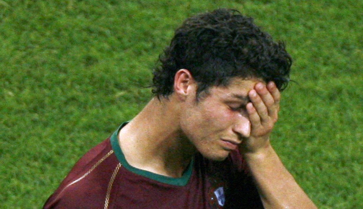 3. Akibat kekalahan saat melawan Prancis pada semifinal Piala Dunia 2006, tangis Cristiano Ronaldo pecah harus mengubur mimpi ke babak final. (AFP/Aris Messinis)