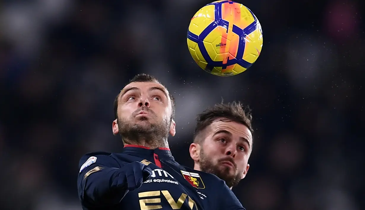 Pemain Genoa, Goran Pandev (kiri) menghalau bola dari jangkauan pemain Juventus, Miralem Pjanic pada lanjutan Serie A di Allianz stadium, Turin, (22/1/2018). Juventus menang tipis 1-0.  (AFP/Marco Bertorello)