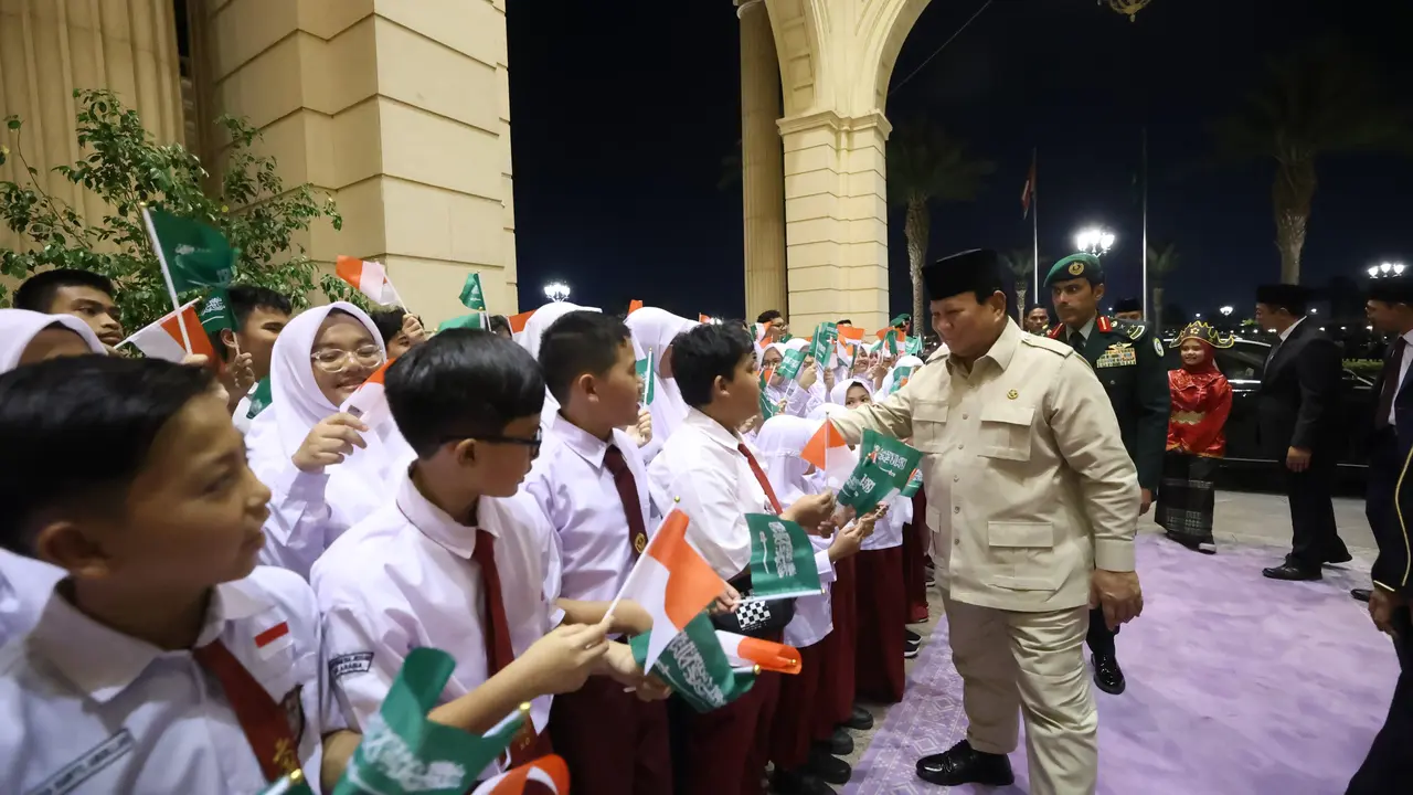 Prabowo Disambut Meriah Siswa dan Diaspora Indonesia saat Tiba di Jeddah