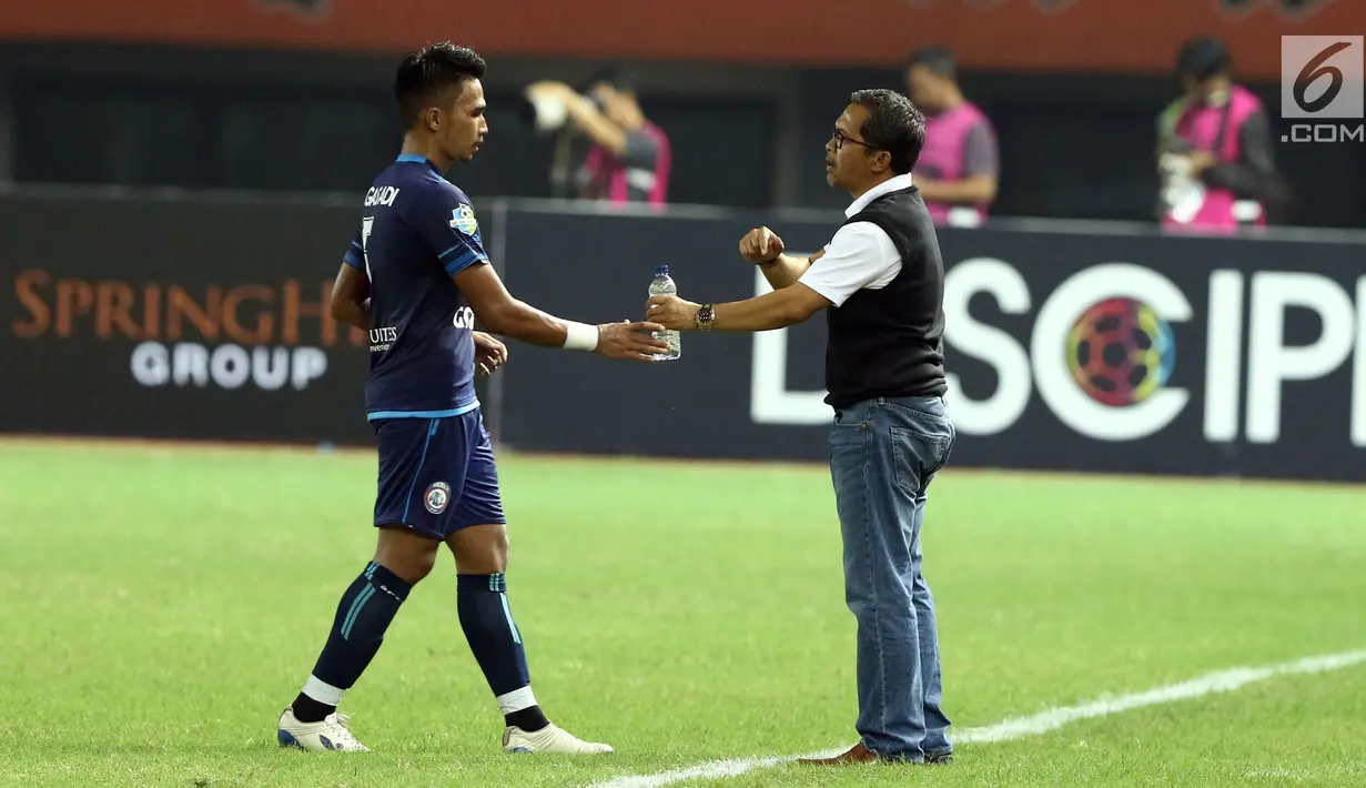 Pelatih Arema FC, Aji Santoso (kanan) memberi arahan pada Bagas Adi Nugroho saat laga lanjutan Liga 1 Indonesia melawan Persija di Stadion Patriot Candrabhaga, Bekasi, Jumat (2/6). Persija unggul 2-0 atas Arema FC. (Liputan6.com/Helmi Fithriansyah)