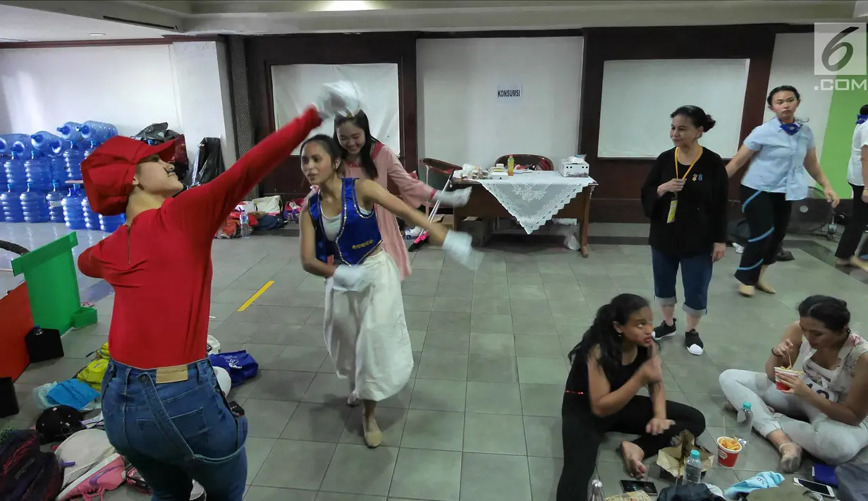 Para peserta melakukan pemanasan sebelum tampil dalam kompetisi  Namarina bertajuk 'Internal Jazz dance Competition 2018' di Jakarta, Minggu (6/5). Lomba ini terbagi atas kategori solo dan grup. (Liputan6.com/Herman Zakharia)