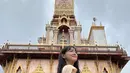 Pelantun lagu Flower Way itu juga mengunjungi salah satu kuil di Thailand. Memakai baju kuning, outfitnya sangat matching dengan bangunan di belakangnya. Riasannya juga begitu flawless dan menawan. Bagi para penggemar yang ingin bertemu, Kim Se Jeong akan datang ke Indonesia untuk fanmeet pada 4 November 2022 mendatang. (Liputan6.com/IG/@clean_0828)