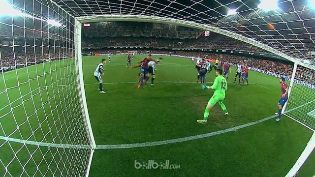 Valencia menang dengan skor 3-1 atas Levante, namun ada momen kontroversial. This video is presented by Ballball.