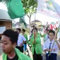 Sejumlah santri dari Pondok Pesantren Ashabul Kahfi membawa bendera Merah Putih saat mengikuti pawai Hari Santri Nasional 2017 di Gunungpati, Semarang (22/10). (Liputan6.com/Gholib)