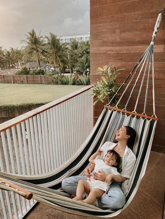 Baby Chloe terlihat sangat anteng di pangkuan Jessica Mila. Meski belum genap berusia 2 tahun, Baby Chloe sudah pandai berbicara, berjalan, dan berekspresi. Melihat kebersamaan Jessica Mila bareng anak semata wayang Asmirandah dan Jonas Rivanno ini sudah seperti ibu dan anak kandung yang penuh kehangatan. (Liputan6.com/IG/@jscmila)