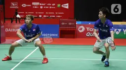 Pebulutangkis Indonesia, Kevin Sanjaya Sukamulio/Marcus Fernaldi Gideon mengembalikan kok ke arah Hendra Setiawan/Mohammad Ahsan pada final ganda putra Indonesia Masters 2020 di Istora GBK, Jakarta, MInggu (19/1/2020). Kevin/Markus unggul 21-15 21-16. (Liputan6.com/Helmi Fithriansyah)