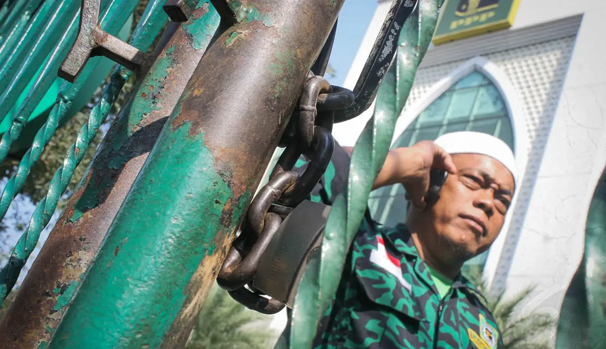 Dua gerbang kantor DPP PPP digembok dan dijaga Satgas Angkatan Muda Ka'bah (AMK), Jakarta, (17/9/14). (Liputan6.com/Faizal Fanani) 