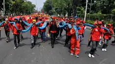 Sejumlah buruh membawa replika gurita saat melakukan aksi di depan Istana Merdeka, Jakarta, (15/9/14). (Liputan6.com/Miftahul Hayat)
