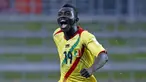 Pemain Mali, Adama Traore melakukan selebrasi setelah mencetak gol ke gawang Uruguay pada laga Piala Dunia U-20 2015 yang berlangsung di Hamilton, 6 Juni 2015. Traore terpilih menjadi pemain terbaik pada turnamen tersebut. Ia sukses mengantarkan negaranya finis di peringkat ketiga. Selain itu, pemain yang berposisi sebagai penyerang itu berhasil mencetak 4 gol untuk Les Aigles. (AFP/Shane Wenzlick)