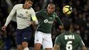 Duel yang dilakukan Thiago Silva dan Wahbi Khazri pada laga lanjutan Ligue 1 yang berlangsung di stadion Geoffroy-Guichard, Loire, Senin (18/2). PSG menang 1-0 atas St-Ettenne. (AFP/Philippe Kiasek)