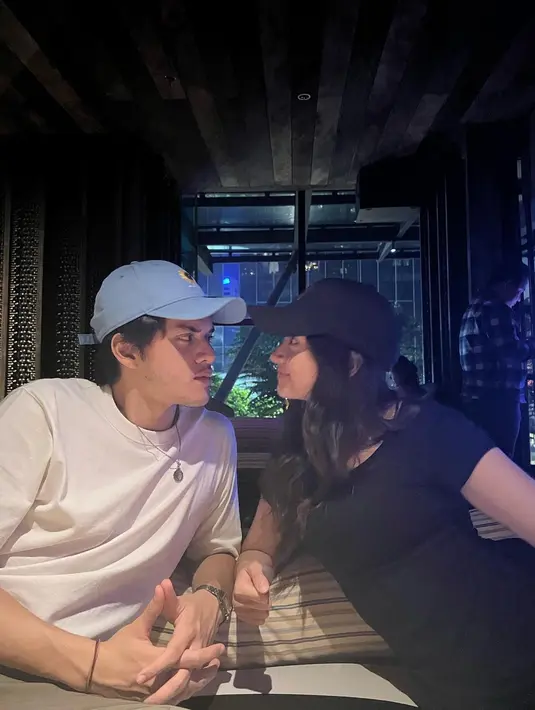 Salah satu momen romantis tampak di foto ini. Megan Domani tampil dengan kaus hitam ketat lengan pendek. Rambutnya dibiarkan tergerai dan dibingkai topi berwarna senada. Kontras dengan pacar, Jeremie Moeremans tampil santuy dengan kaus putih tanpa motif dan kerah yang dipadukan dengan topi biru muda. Memang gemas banget sih, pasangan ini. (Foto: Dok. Instagram @megandomani1410)
