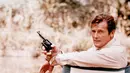 Kepergian roger tentu menjadi luka yang mendalam bagi keluarga, sahabat dan para penggemarnya. Mengingat perannya di dunia film terutama sebagai agen 007, Roger berperan selama 12 tahun. (APexchange/Bintang.com)