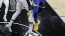 Pemain Warriors, Kevin Durant (35) berusaha memasukan bola saat diadang pemain Spurs, Rudy Gay (22) pada laga NBA basketball game di AT&T Center, San Antonio, (2/11/2017) waktu setempat. Warriors menang 112-92. (AP/Eric Gay)