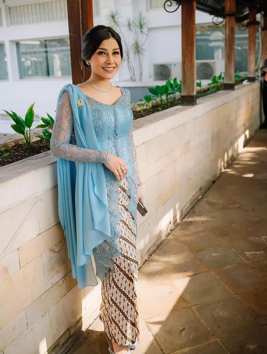 Didesain oleh Renzi Lazuardi, kebaya biru ini membalut tubuh Nisya Ahmad dengan amat baik. Di bagian salah satu bahu, terdapat selendang biru polos yang dilipit cantik. [Foto: Instagram/nissyaa]