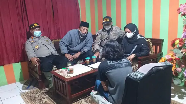 Yasinan dan tahlil untuk mendoakan orang yang meninggal, sebelum dimakamkan di Pemalang. (Foto: Liputan6.com/Humas Polres Pemalang)
