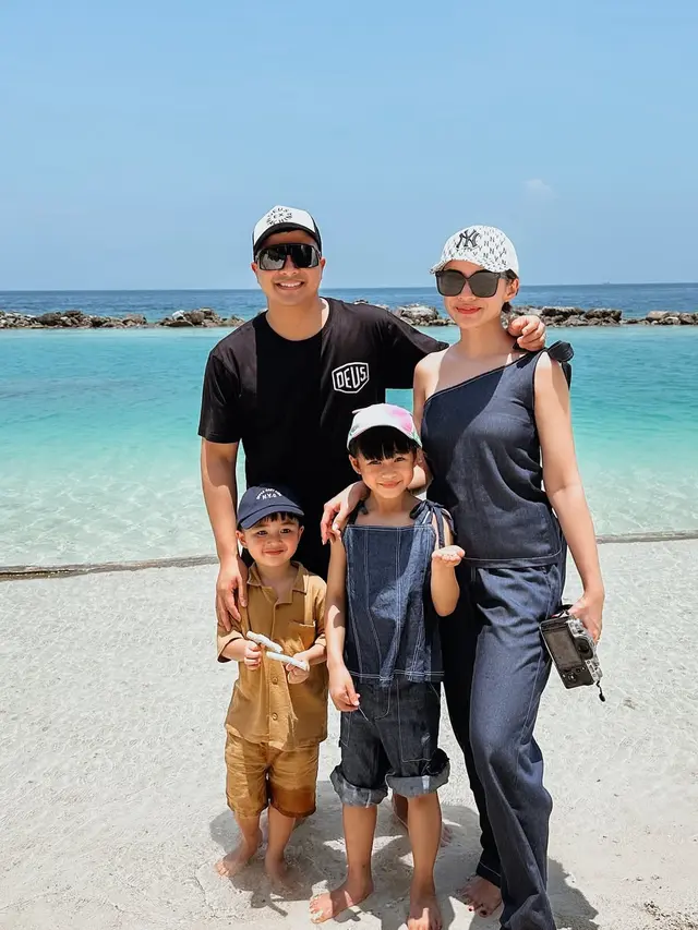 10 Tahun Menikah, Ini 6 Gaya Couple Chelsea Olivia dan Glenn Alinskie Pakai Outfit Hitam