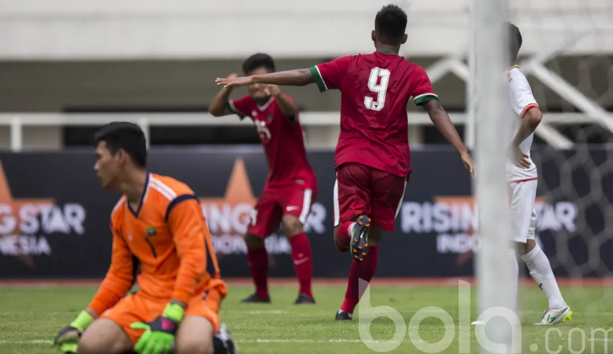 Para Pemain Timnas Indonesia U-22  merayakan gol ke gawang Myanmar pada laga uji coba di Stadion Pakansari, Selasa (21/3/2017). Indonesia sementara bermain imbang 1-1. (Bola.com/Vitalis Yogi Trisna)
