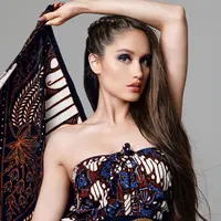 Cinta Laura, salah satu perempuan yang patut ditiru. Selain cantik dan jago dalam banyak hal, gaya hidup yang diterapkannya selama ini pun sangat menginspirasi. Tersebar dalam potongan video yang tengah ramai dibicarakan publik, yakni gaya hidup hemat ala Cinta. (Instagram/claurakiehl)