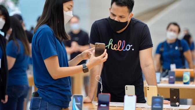 Para pembeli pertama iPhone 12 memamerkan perangkat yang baru dibelinya di Apple Store Orchard Road Singapura (Foto: Apple Newsroom)