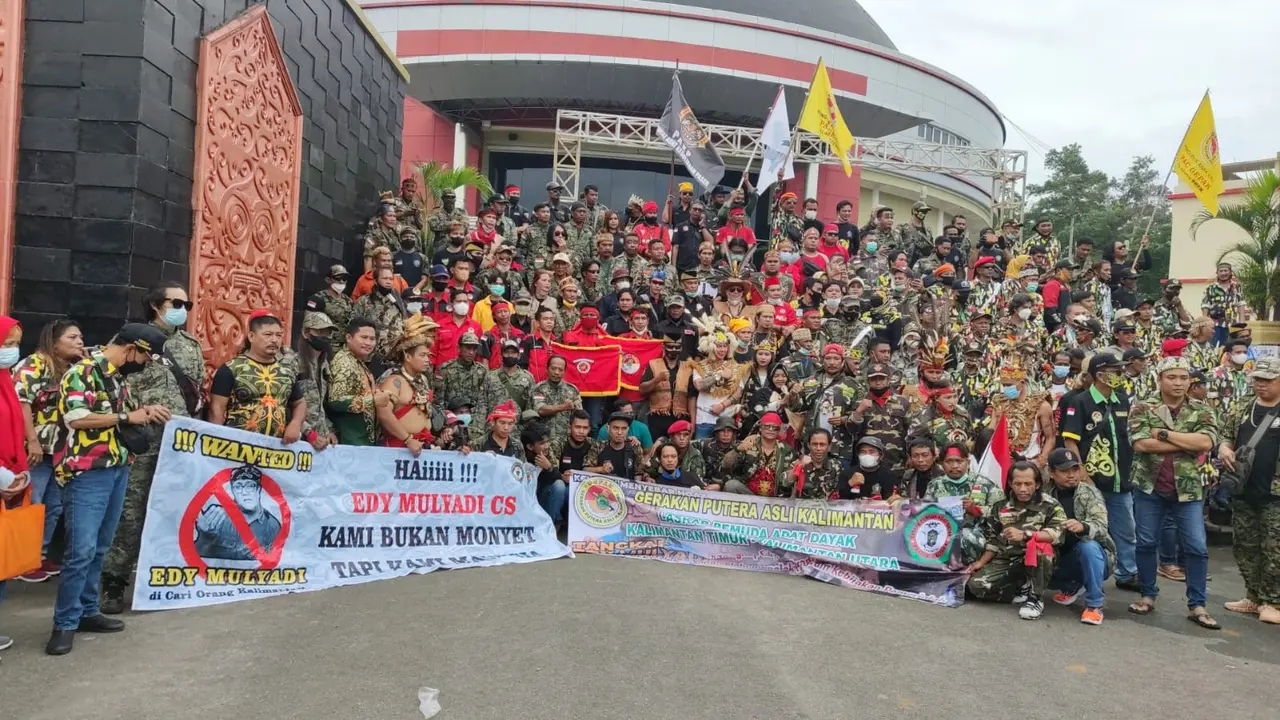 Aksi demo warga adat