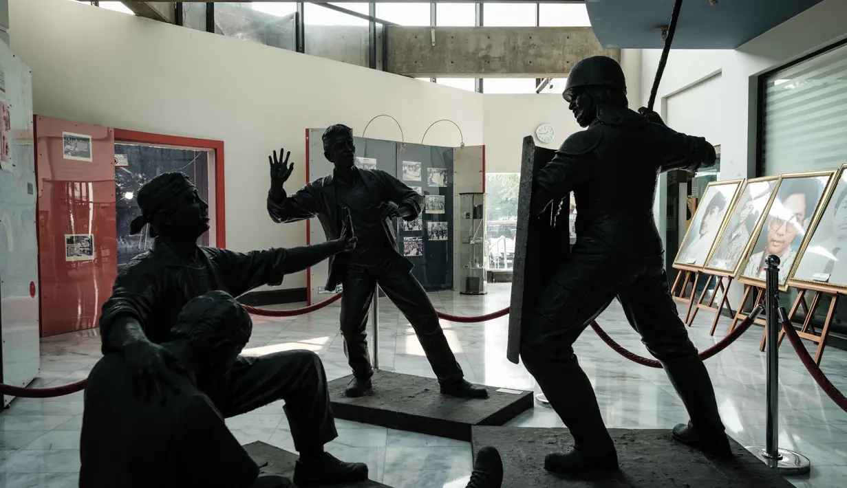 Sebuah diorama yang menggambarkan penembakan terhadap empat mahasiswa oleh pasukan keamanan terlihat di Museum Tragedi 12 Mei di kampus Universitas Trisakti, Jakarta pada 22 April 2026. (Yasuyoshi Chiba/AFP)