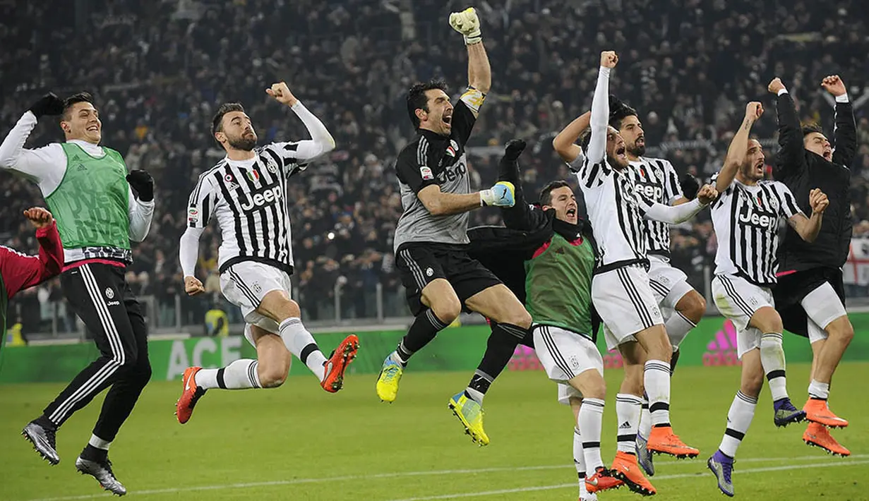 Para pemain Juventus merayakan kemenangan atas Napoli di Stadion Juventus, Italia, Minggu (14/2/2016). Juventus berhasil menang 1-0 atas Napoli. (Reuters/Giorgio Perottino)