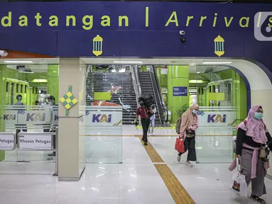 Penumpang kereta api Argo Lawu dari Solo tiba di Stasiun Gambir, Jakarta, Senin (17/5/2021). Kepala Humas PT KAI Daop I Eva Chairunisa mengatakan, pada hari ini diperkirakan akan ada 2.100 penumpang kereta api jarak jauh yang akan tiba di Jakarta. (Liputan6.com/Faizal Fanani)