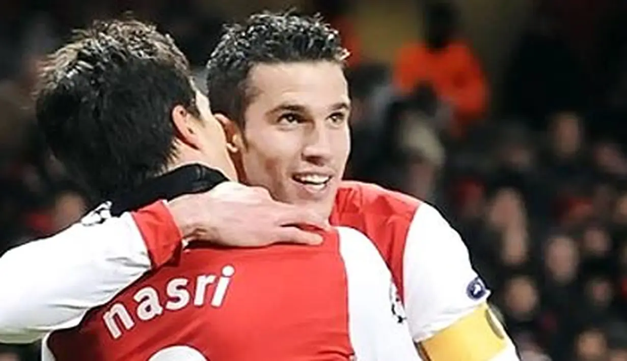 Selebrasi Robin van Persie yang disambut Samir Nasri, usai membuka kemenangan Arsenal 3-1 atas Partizan Belgrade pada partai pamungkasGrup H Liga Champions di Emirates Stadium, 9 Desember 2010. AFP PHOTO/CARL DE SOUZA