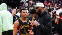 Bronny James berbicara dengan LeBron James. Keduanya akan main bareng di Los Angeles Lakers pada NBA 2024/2025. (AFP)