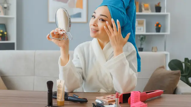 Produk Kecantikan 2 in 1: Makeup Sekaligus Skincare, Benarkah Efektif? Ini Penjelasannya!