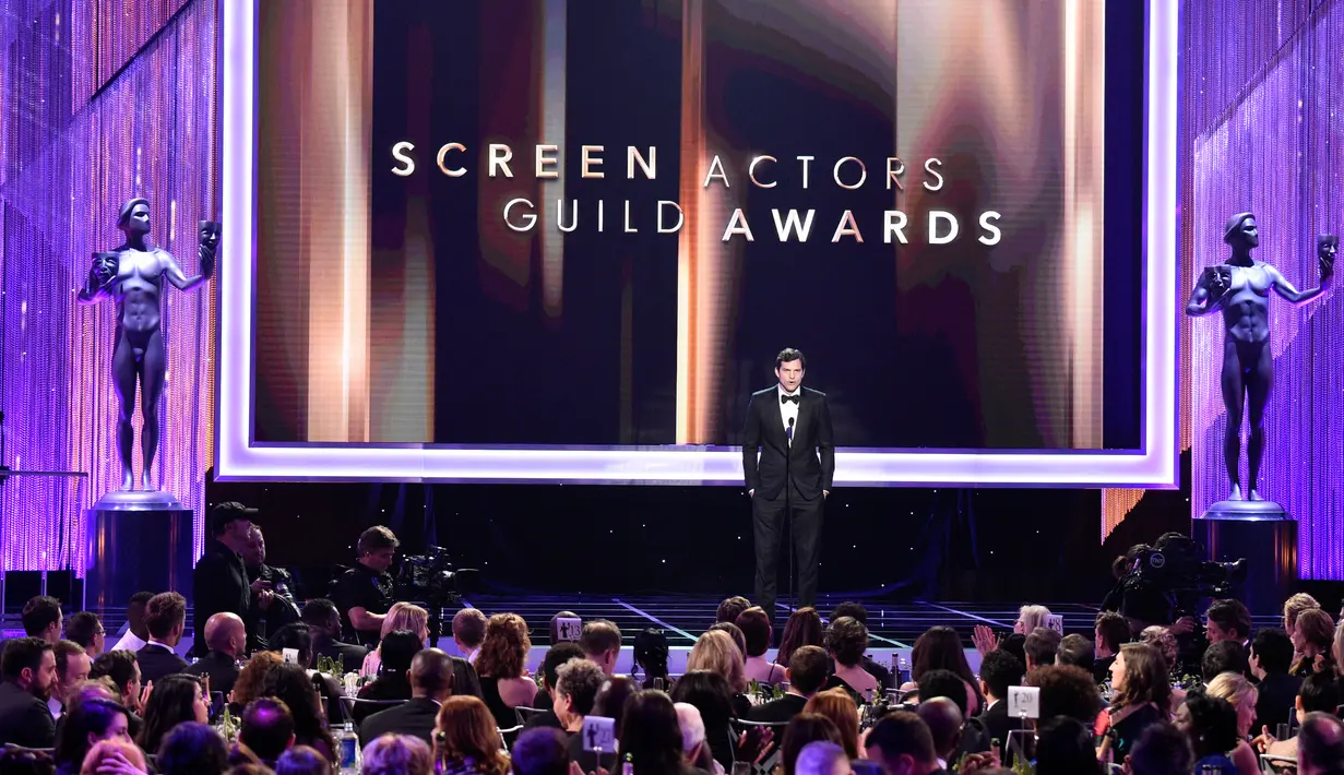 Aktor Ashton Kutcher menyampaikan pidato pembuka pada ajang SAG Awards di Los Angeles, Minggu (29/1). Ashton Kutcher mengungkapkan pendapatnya atas kebijakan Donald Trump yang menghentikan sementara program pengungsi ke AS. (Chris Pizzello/Invision/AP)