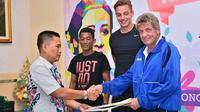 Sebanyak 15 pemain baru di Persela dan pelatih Stefan Hansson mendatangi Kantor Pajak di Lamongan, bukti taat aturan. (Bola.com/Robby Firly)