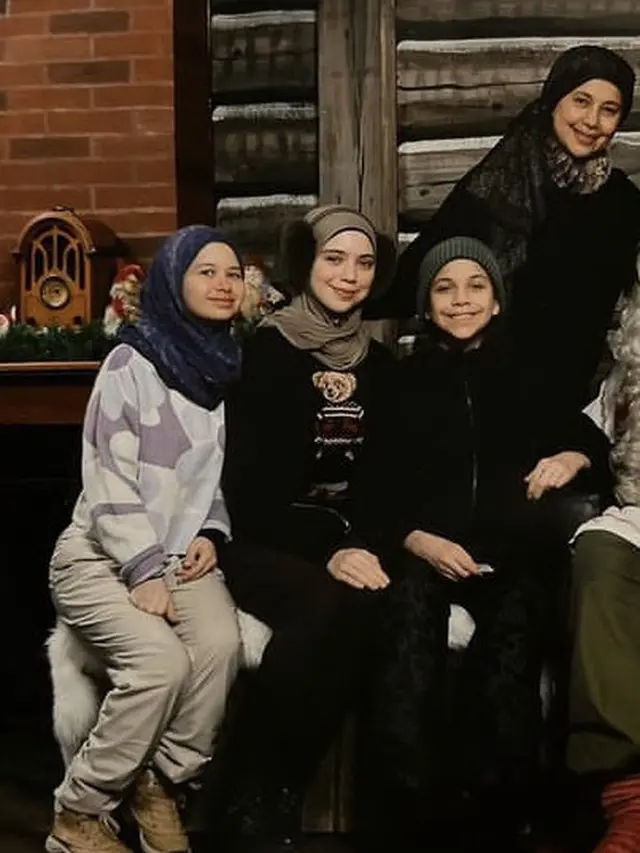 Ayu Azhari dan Kedua Putrinya, [credit: Instagram/(@ayukhadijahazhari)]